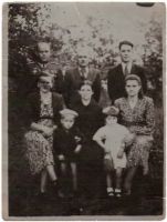 Zygmunt Worony podczas pobytu u swojej rodziny w Azaryno na Biaorusi. 15 czerwca - 15 lipca 1955 r. Stoj od lewej: Zygmunt Worony, Konstanty Worony (ojciec Zygmunta), Feliks Wojciechowicz (szwagier Zygmunta). Siedz od lewej: Petronela Niemkoowicz (siostra Zygmunta), Aleksandra Worony (matka Zygmunta), Weronika Wojciechowicz (siostra Zygmunta). Dzieci od lewej: NN, Jelena Wojciechowicz (obecnie - Harlampjeva, crka Weroniki<br>i Feliksa).