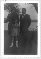 Zygmunt Worony (w mundurze) z moim stryjkiem Eugeniuszem Andrzejewskim (po prawej) i swoim synem Zbigniewem Worony.<br>Mazury. Koniec lat 50-tych.