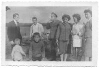 Zygmunt Worony z rodzin Andrzejewskich na Mazurach. Koniec lat 50-tych. Stoj od lewej: Wadysaw Andrzejewski (mj ojciec), NN, Zygmunt Worony<br>(w mundurze), Magorzata Andrzejewska (ona Eugeniusza, brata mojego ojca), Anna Worony (ona Zygmunta), NN. Dzieci: Janusz Worony (tyem - modszy syn Anny i Zygmunta), Bogdan Andrzejewski (syn Magorzaty i Eugeniusza).